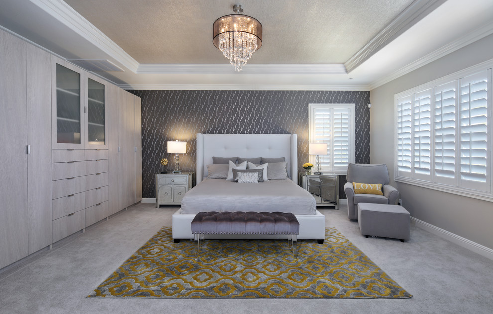 Diseño de dormitorio principal clásico renovado grande sin chimenea con paredes grises, moqueta y suelo gris