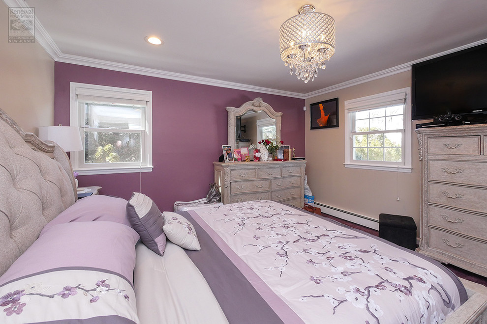 Ejemplo de dormitorio principal de tamaño medio con paredes multicolor, moqueta y suelo rosa