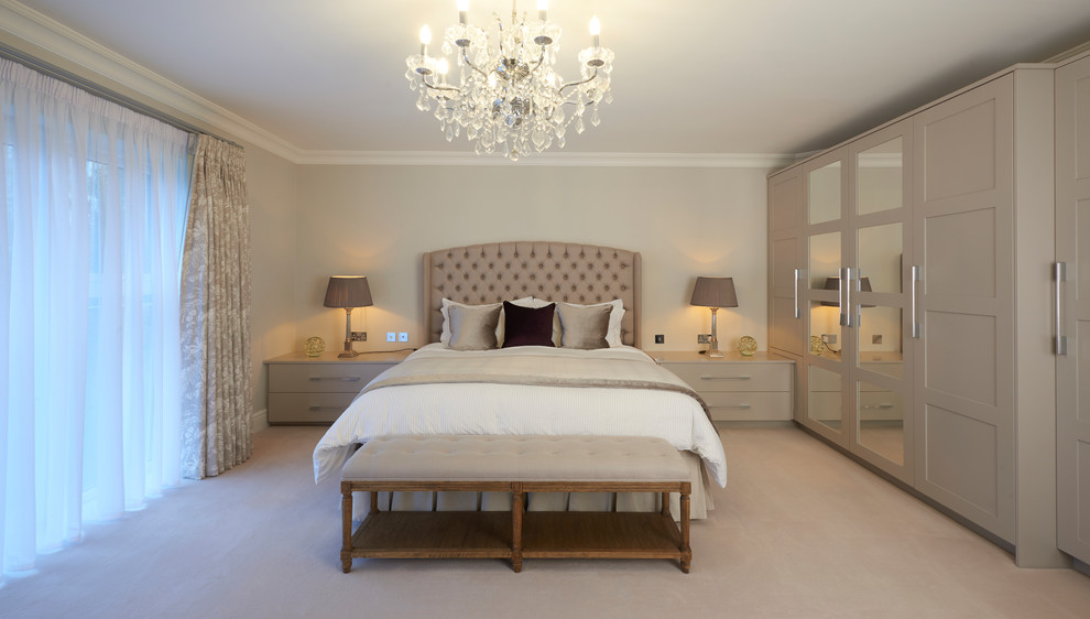 Imagen de dormitorio principal minimalista de tamaño medio con paredes grises y moqueta