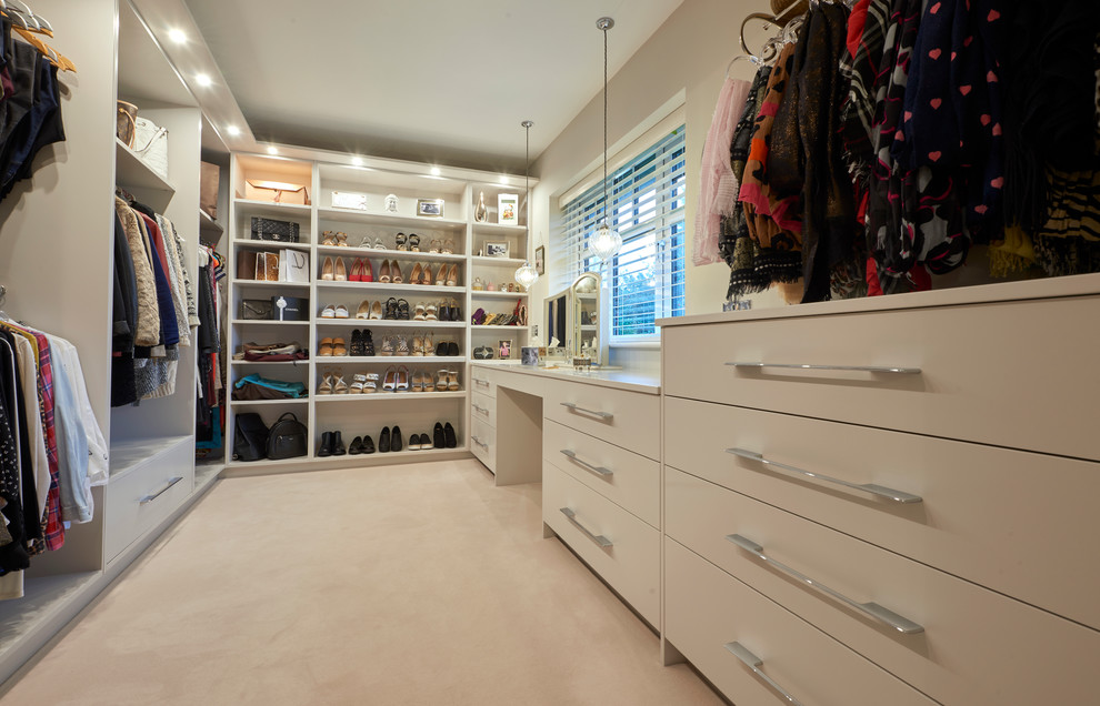 Ejemplo de armario y vestidor minimalista de tamaño medio con moqueta