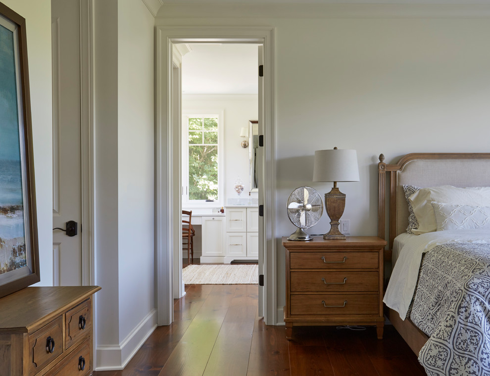 Foto de dormitorio principal campestre de tamaño medio sin chimenea con paredes blancas, suelo de madera en tonos medios y suelo marrón