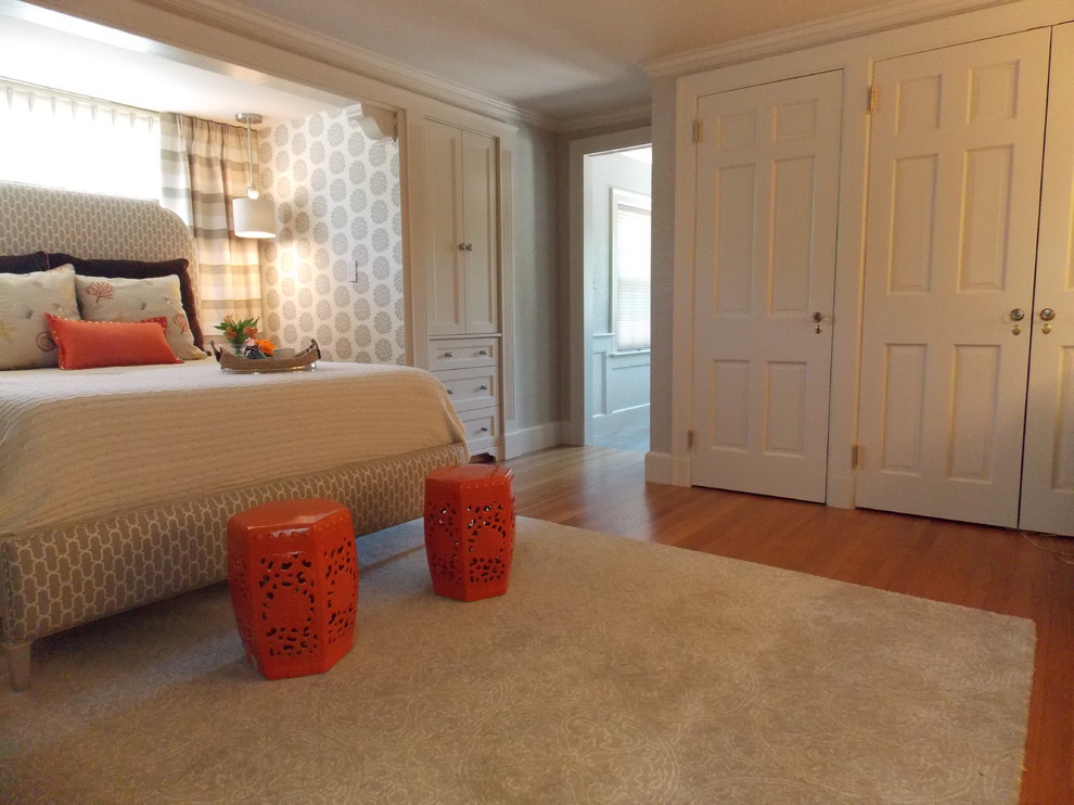Aménagement d'une chambre parentale classique de taille moyenne avec un mur multicolore et un sol en bois brun.