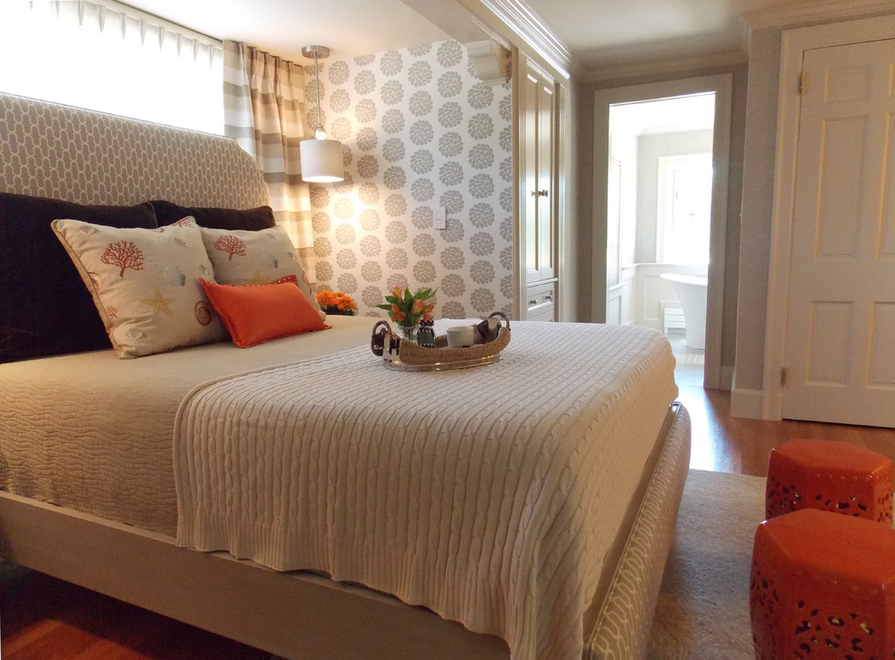 Diseño de dormitorio principal tradicional renovado de tamaño medio con paredes multicolor y suelo de madera en tonos medios