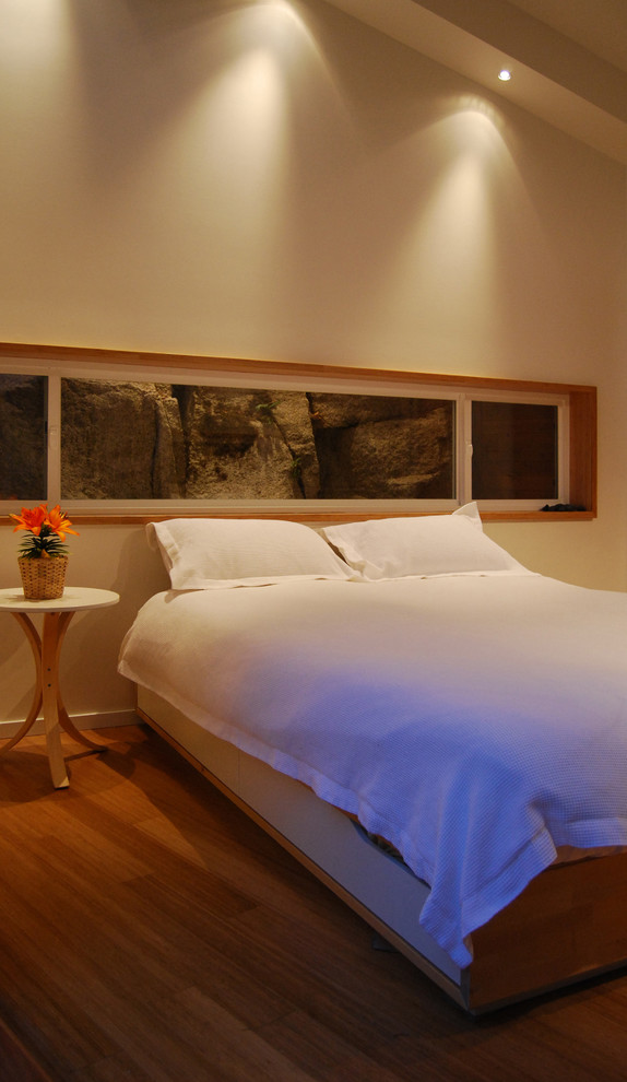 Источник вдохновения для домашнего уюта: огромная хозяйская спальня в стиле модернизм с полом из бамбука и белыми стенами