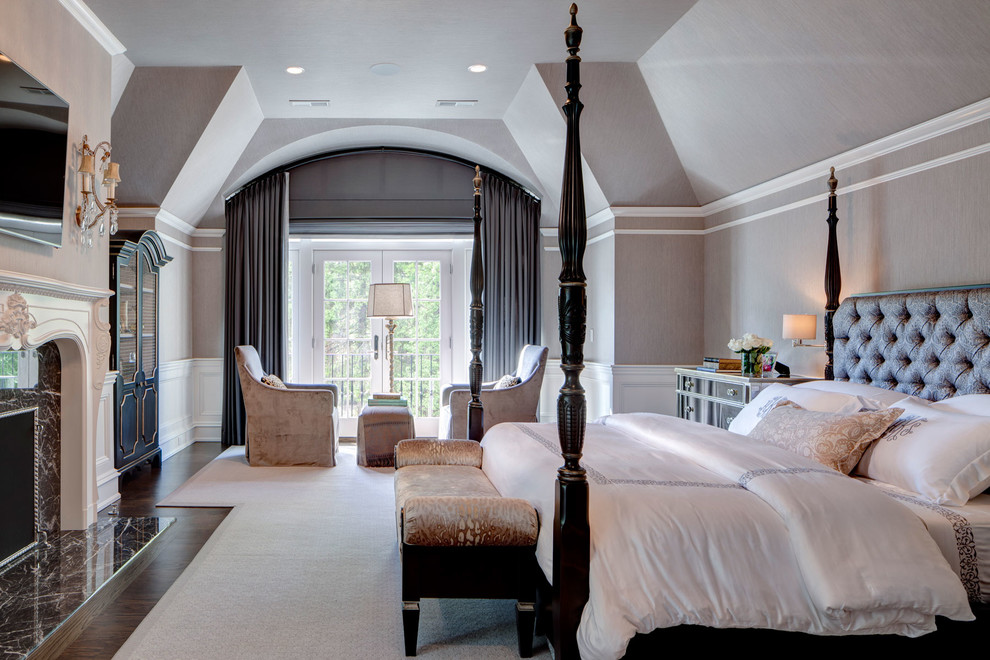На фото: большая хозяйская спальня в классическом стиле с серыми стенами, ковровым покрытием, стандартным камином и фасадом камина из камня с