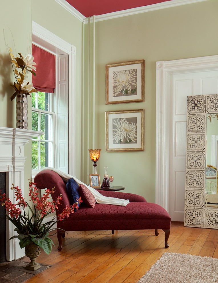 他の地域にある広いトラディショナルスタイルのおしゃれな主寝室 (緑の壁、淡色無垢フローリング、標準型暖炉、木材の暖炉まわり) のレイアウト