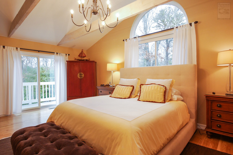 Стильный дизайн: хозяйская спальня среднего размера с желтыми стенами, паркетным полом среднего тона и балками на потолке без камина - последний тренд