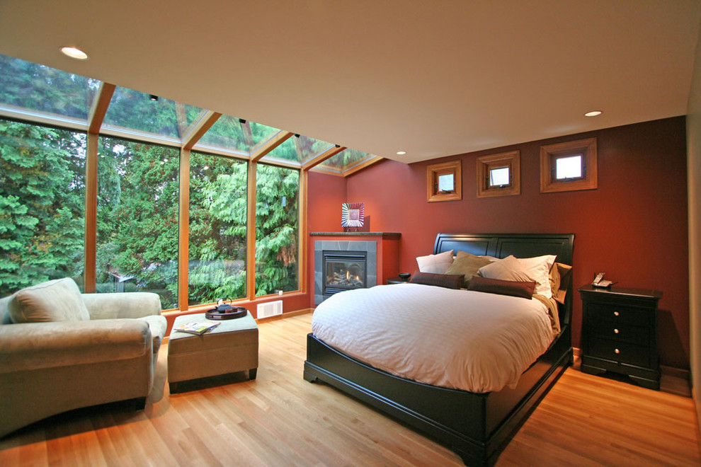 Источник вдохновения для домашнего уюта: хозяйская спальня среднего размера в классическом стиле с красными стенами, угловым камином и фасадом камина из камня