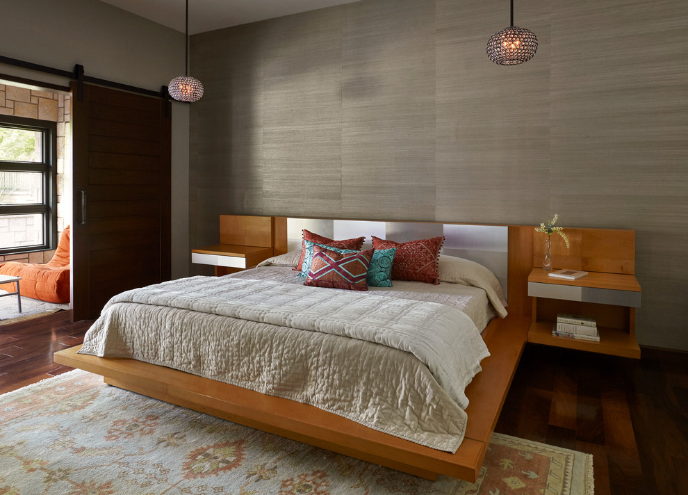 Foto de dormitorio principal bohemio grande con paredes beige, suelo de madera oscura y suelo marrón