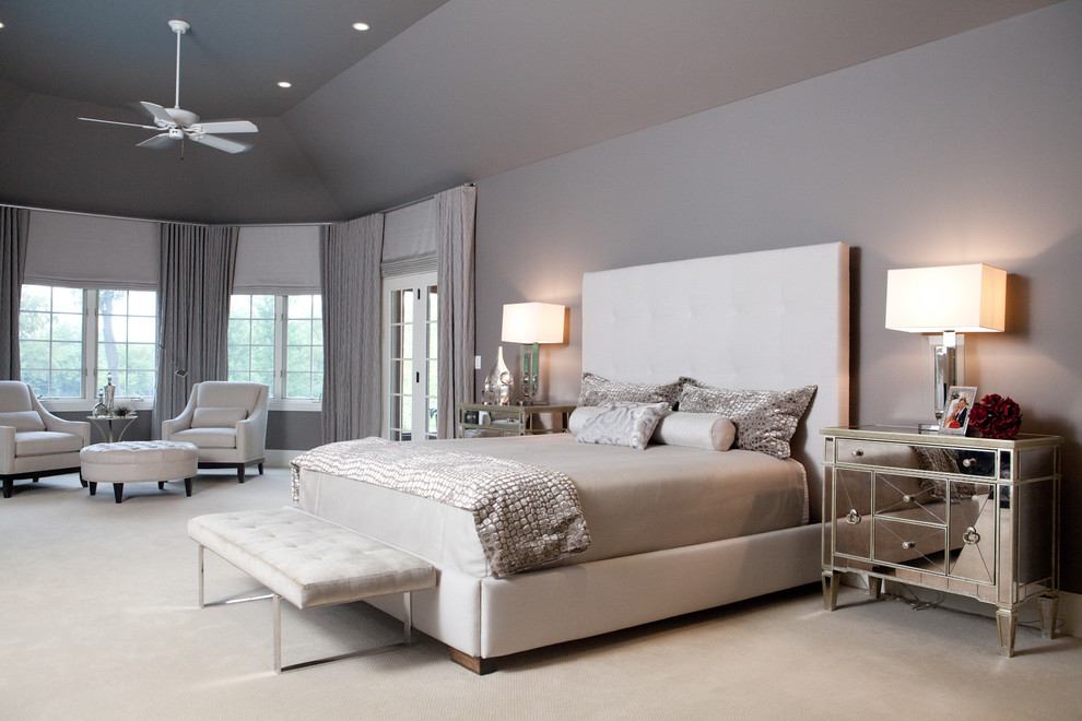 Stilmix Hauptschlafzimmer mit grauer Wandfarbe, Teppichboden und grauem Boden in Chicago