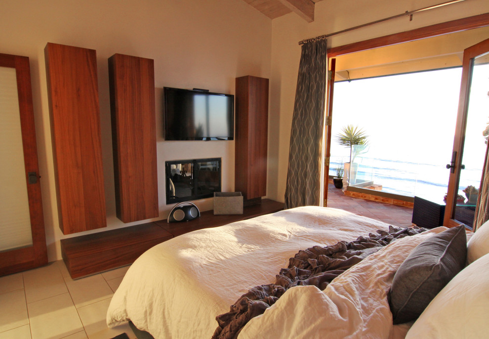 Идея дизайна: спальня в стиле модернизм с белыми стенами и телевизором