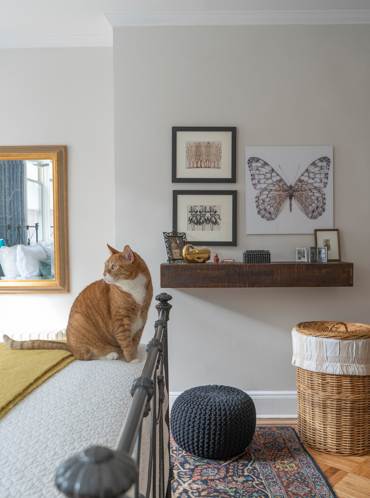 Idée de décoration pour une chambre parentale design de taille moyenne avec un mur bleu, parquet clair, aucune cheminée et un sol jaune.