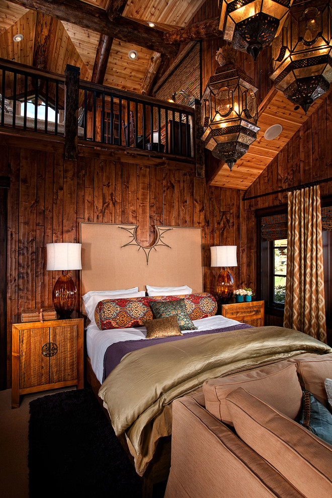 Imagen de dormitorio principal rústico de tamaño medio con paredes marrones y moqueta