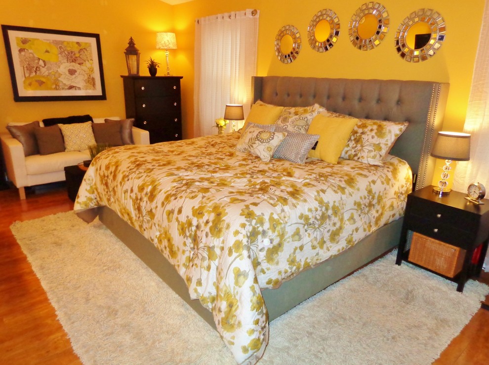シカゴにある中くらいなトランジショナルスタイルのおしゃれな主寝室 (黄色い壁) のインテリア