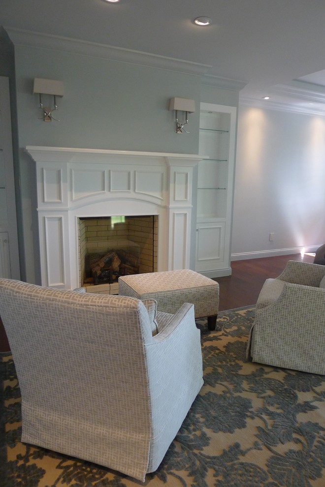 インディアナポリスにある広いトランジショナルスタイルのおしゃれな主寝室 (青い壁、無垢フローリング、標準型暖炉、木材の暖炉まわり) のインテリア