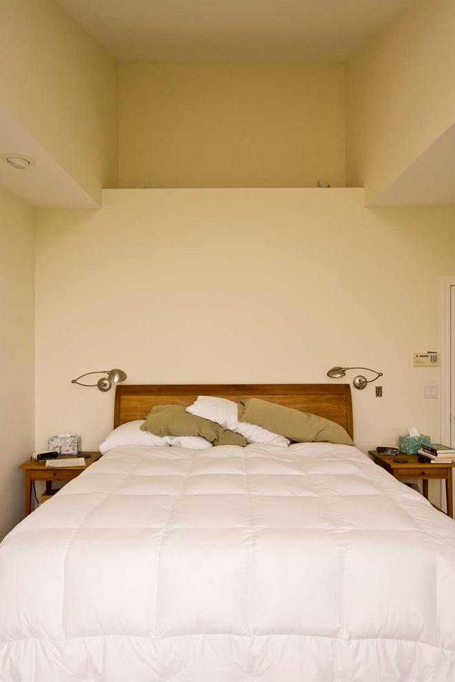 Ejemplo de dormitorio principal contemporáneo de tamaño medio con paredes blancas y moqueta