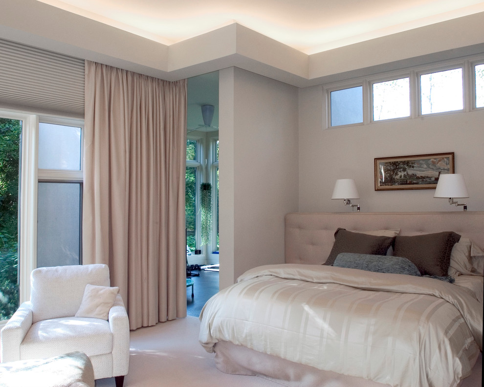 Идея дизайна: большая хозяйская спальня в современном стиле с бежевыми стенами и ковровым покрытием