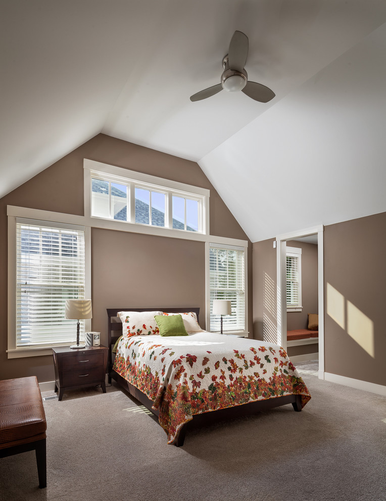 Diseño de dormitorio principal de estilo americano de tamaño medio sin chimenea con paredes marrones y moqueta