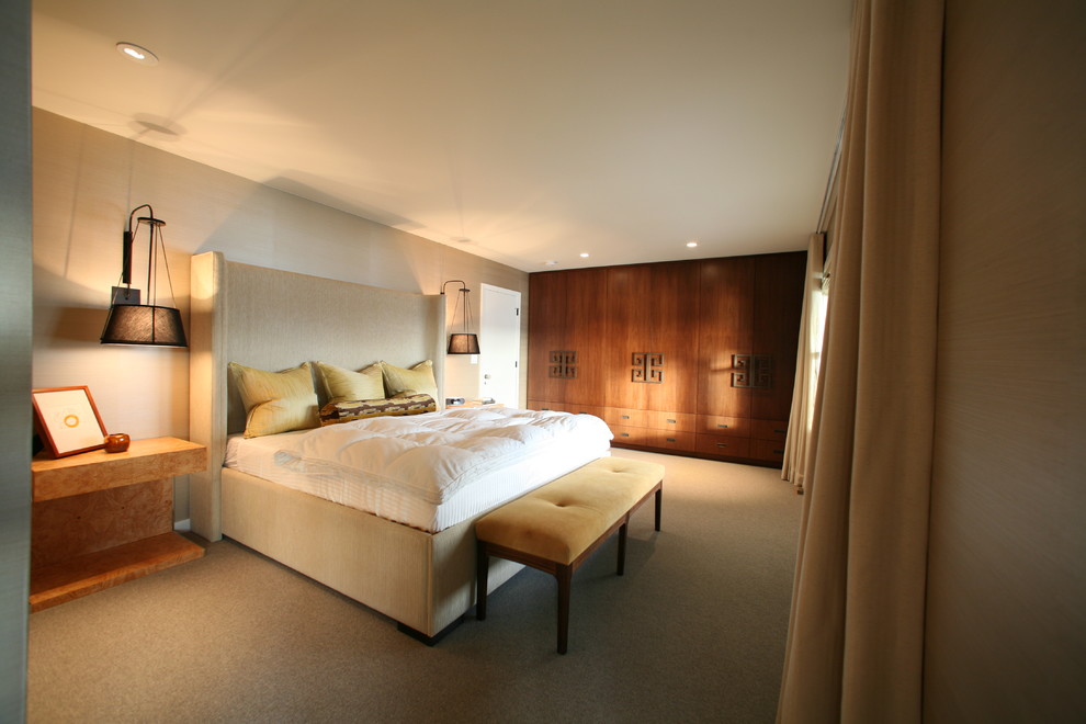 Свежая идея для дизайна: хозяйская спальня в современном стиле с ковровым покрытием и бежевыми стенами без камина - отличное фото интерьера