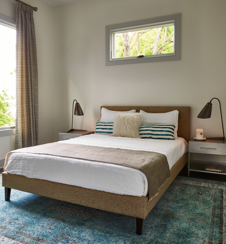 ナッシュビルにある中くらいなコンテンポラリースタイルのおしゃれな主寝室 (白い壁、濃色無垢フローリング、茶色い床)