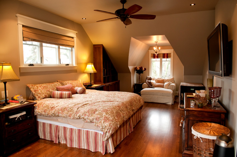 Ejemplo de dormitorio principal de estilo americano de tamaño medio sin chimenea con paredes marrones y suelo de madera en tonos medios