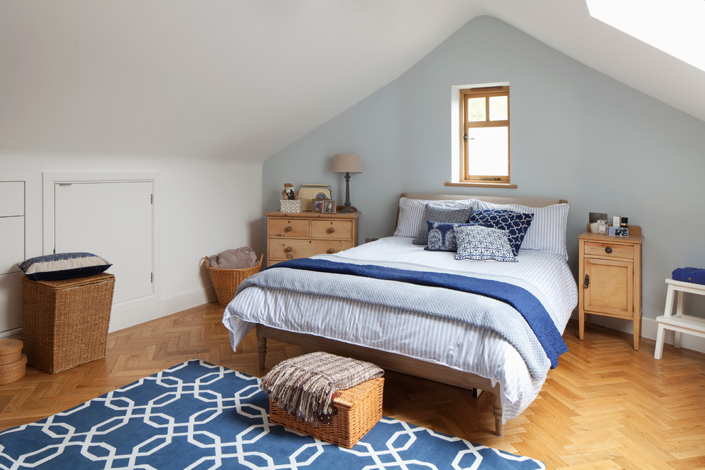 На фото: хозяйская спальня в стиле кантри с синими стенами и паркетным полом среднего тона