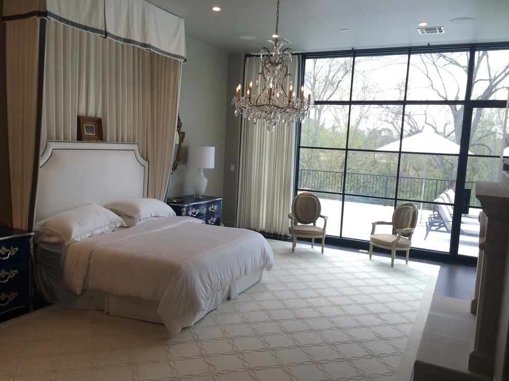 Идея дизайна: огромная хозяйская спальня в классическом стиле с белыми стенами, темным паркетным полом, стандартным камином и фасадом камина из камня