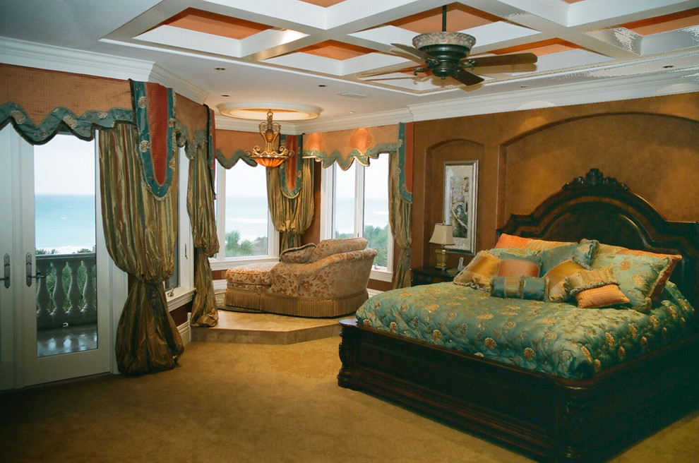 Ejemplo de dormitorio principal mediterráneo extra grande sin chimenea con parades naranjas y moqueta
