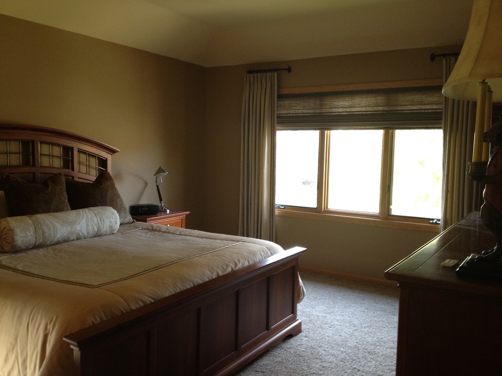 На фото: хозяйская спальня среднего размера в современном стиле с бежевыми стенами, ковровым покрытием и серым полом без камина с