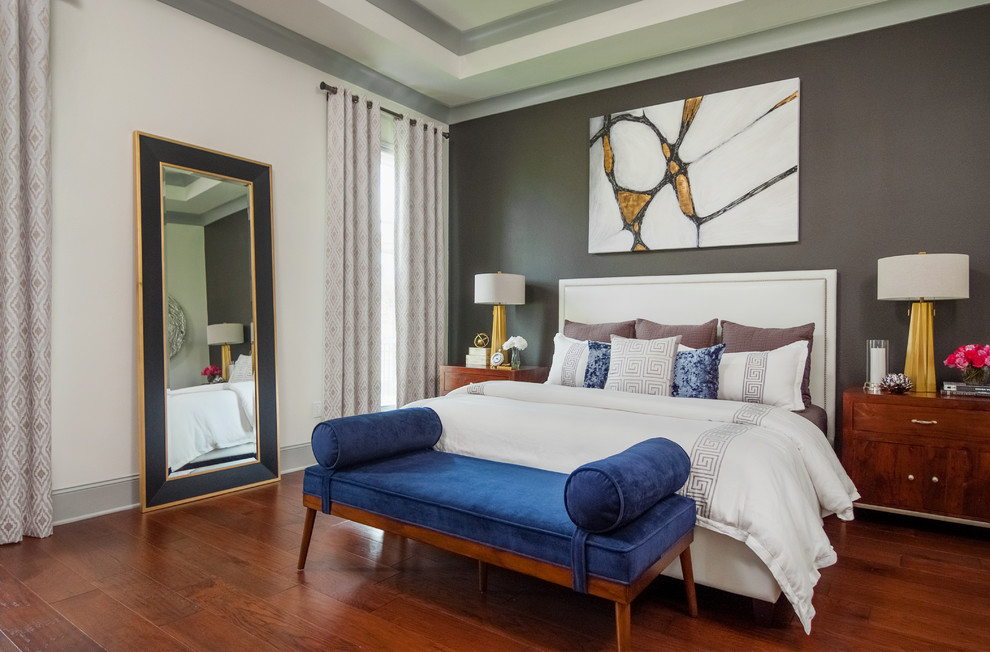 Klassisches Schlafzimmer mit weißer Wandfarbe, Korkboden und braunem Boden in Tampa