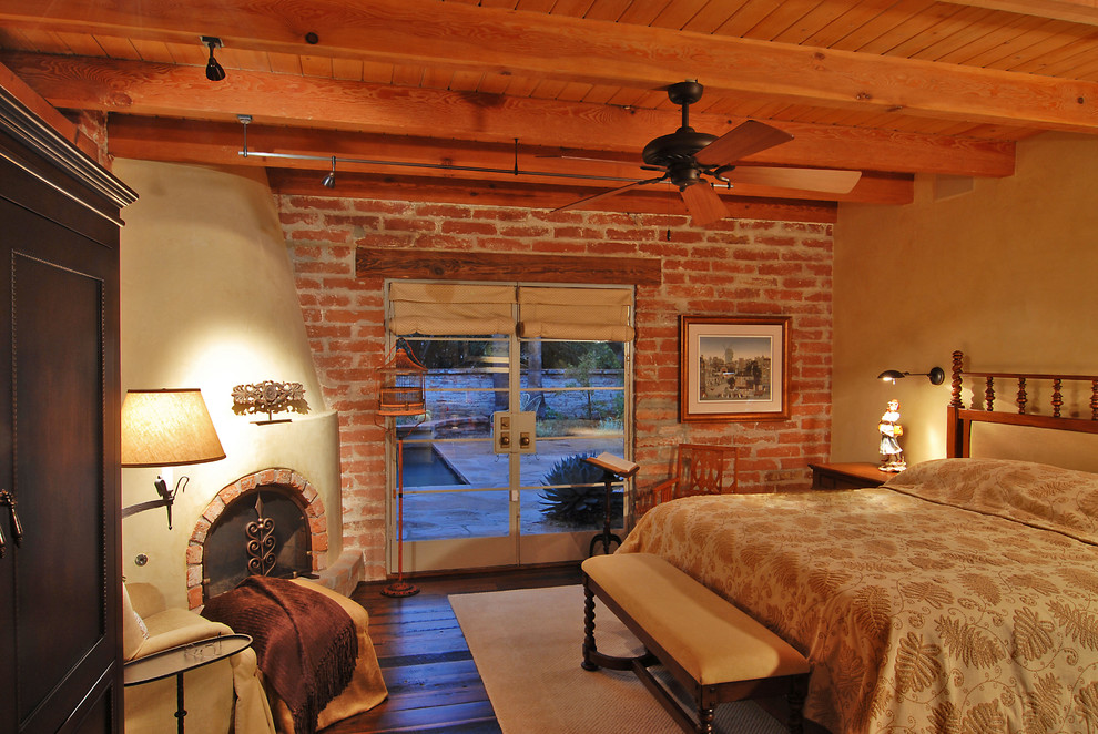 フェニックスにあるサンタフェスタイルのおしゃれな主寝室 (照明) のレイアウト