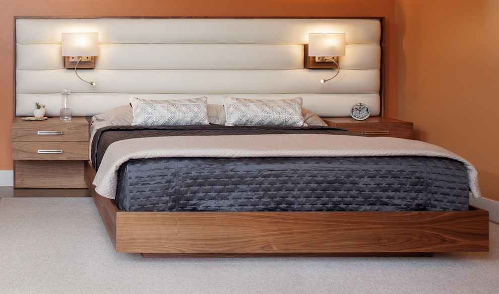 Источник вдохновения для домашнего уюта: большая хозяйская спальня в современном стиле с оранжевыми стенами, ковровым покрытием и белым полом без камина