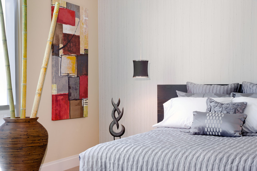 Großes Modernes Hauptschlafzimmer ohne Kamin mit beiger Wandfarbe, Teppichboden und beigem Boden in Austin
