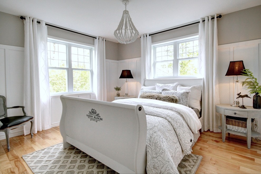 Idee per una camera degli ospiti country di medie dimensioni con pareti bianche, parquet chiaro e pavimento beige