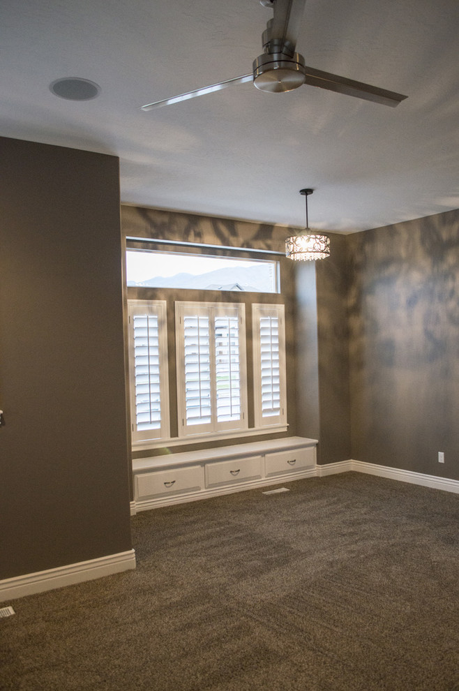 Idée de décoration pour une chambre minimaliste de taille moyenne avec un mur marron, aucune cheminée et un sol marron.
