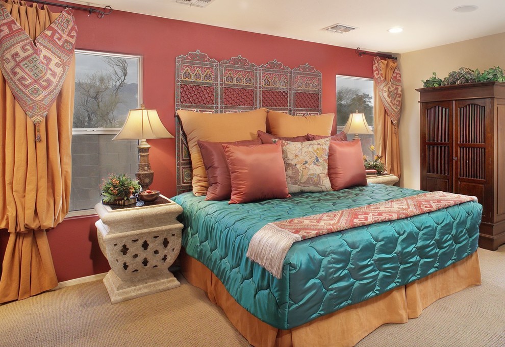 Foto på ett orientaliskt sovrum, med röda väggar och heltäckningsmatta