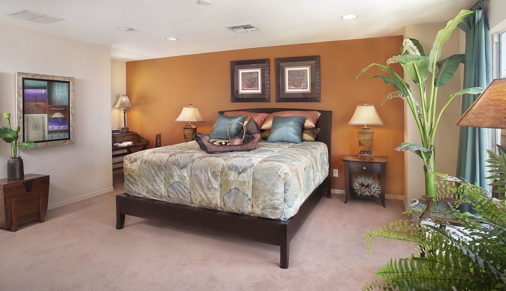 Idee per una camera da letto etnica con pareti arancioni e moquette