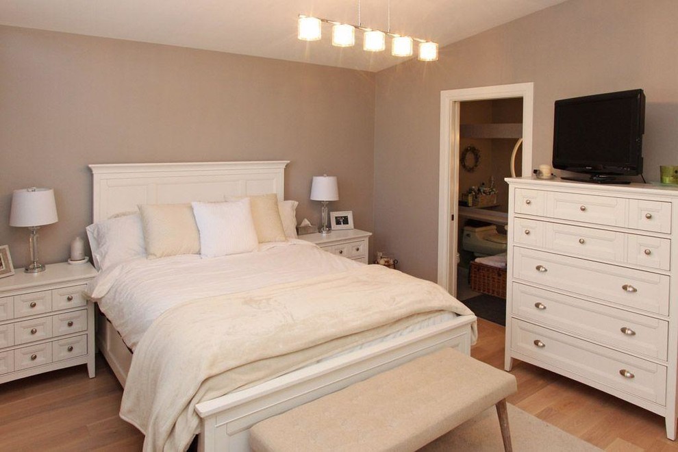 Источник вдохновения для домашнего уюта: хозяйская спальня среднего размера в стиле неоклассика (современная классика) с серыми стенами, светлым паркетным полом и коричневым полом