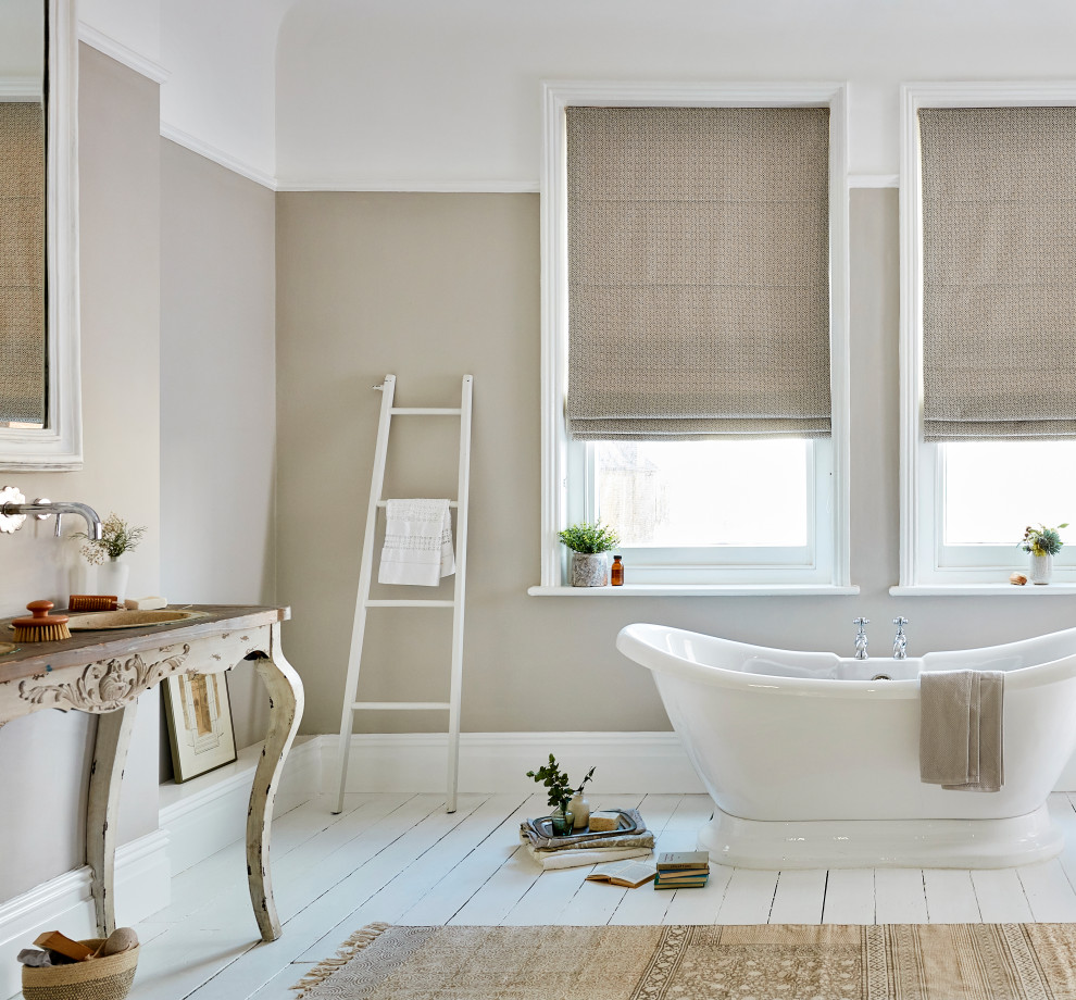 Großes Klassisches Badezimmer mit grauer Wandfarbe, hellem Holzboden und weißem Boden in London