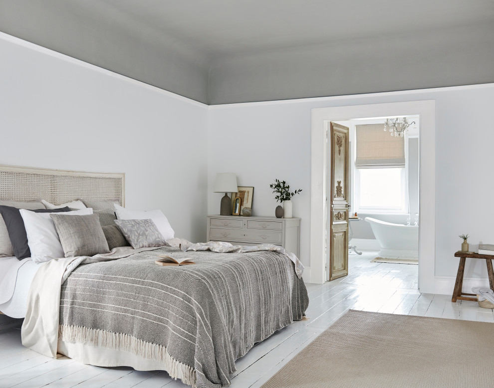 Idee per una grande camera matrimoniale classica con pareti grigie, parquet chiaro e pavimento bianco
