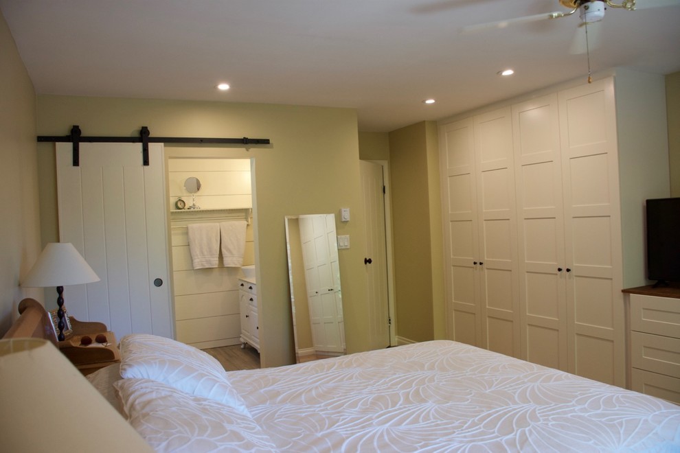 Exemple d'une chambre parentale nature de taille moyenne avec un mur beige, un sol en bois brun, aucune cheminée et un sol marron.
