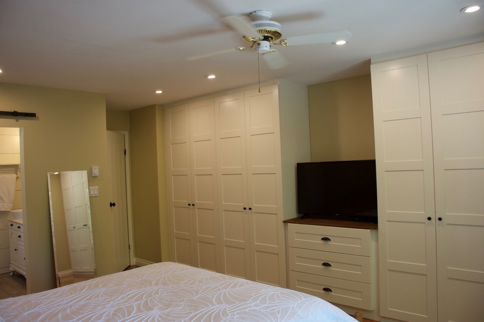 Стильный дизайн: хозяйская спальня среднего размера в стиле кантри с бежевыми стенами, паркетным полом среднего тона и коричневым полом без камина - последний тренд