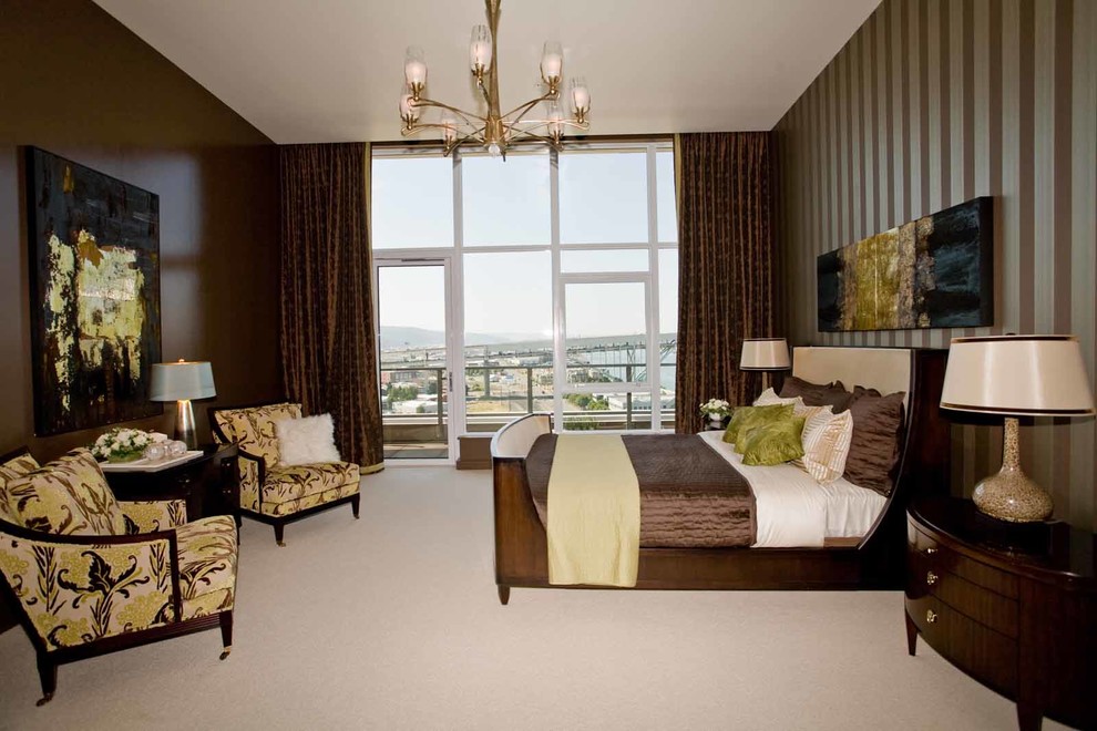 На фото: хозяйская спальня в современном стиле с коричневыми стенами и ковровым покрытием без камина с