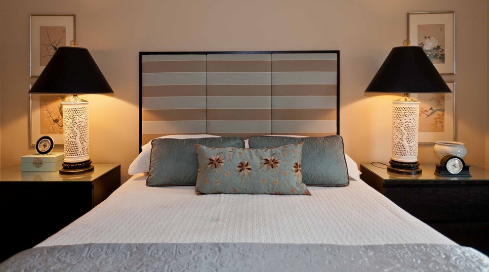 Diseño de habitación de invitados contemporánea sin chimenea con paredes beige