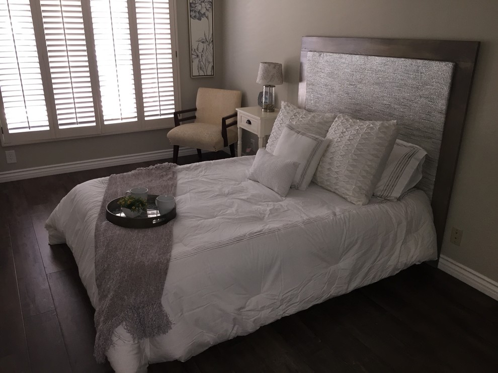 Идея дизайна: хозяйская спальня среднего размера в стиле неоклассика (современная классика) с серыми стенами, темным паркетным полом и коричневым полом без камина