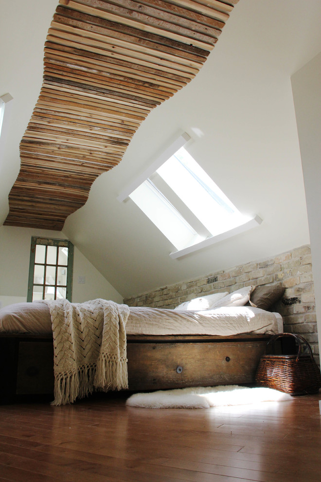 Inspiration för rustika sovrum, med vita väggar och mellanmörkt trägolv