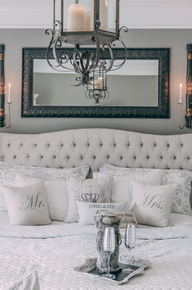 Foto di una grande camera matrimoniale stile shabby con pareti grigie e moquette