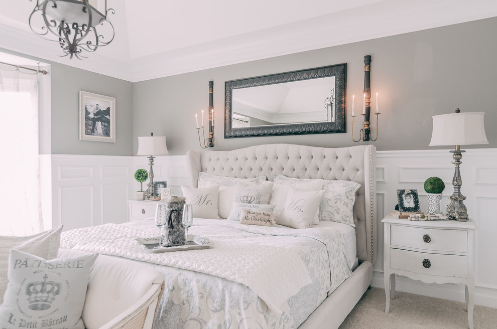 Пример оригинального дизайна: большая хозяйская спальня в светлых тонах в стиле шебби-шик с серыми стенами и ковровым покрытием