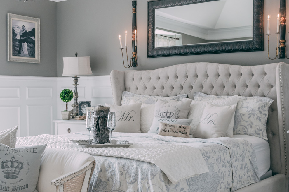 Foto de dormitorio principal romántico grande con paredes grises y moqueta