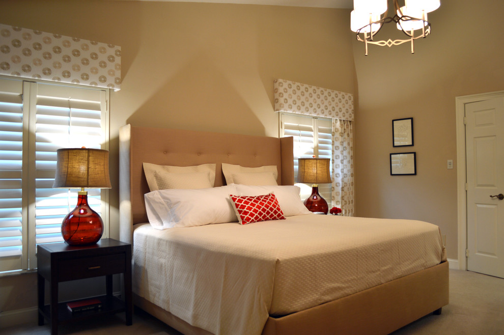 Mittelgroßes Klassisches Hauptschlafzimmer ohne Kamin mit beiger Wandfarbe und Teppichboden in Orlando